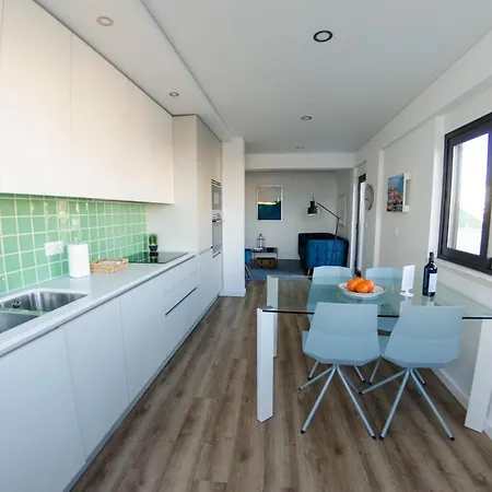 Stunning With 2br شقة *