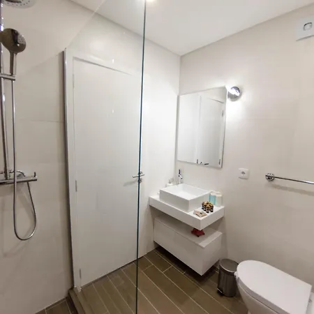 Stunning With 2br شقة *
